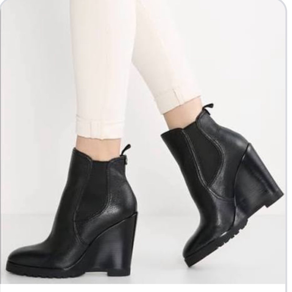 NEW Michael KORS | Black Leather Wedge Ankle Boot